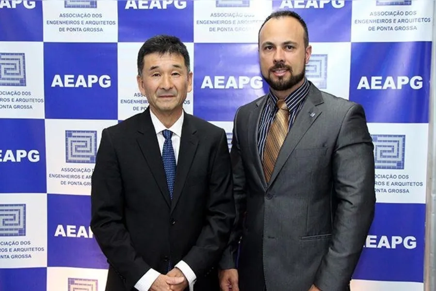 Rafael Mansani com Fernando Shigueo Horie, que foi homenageado pelos mais de 30 anos como sócio da AEAPG.