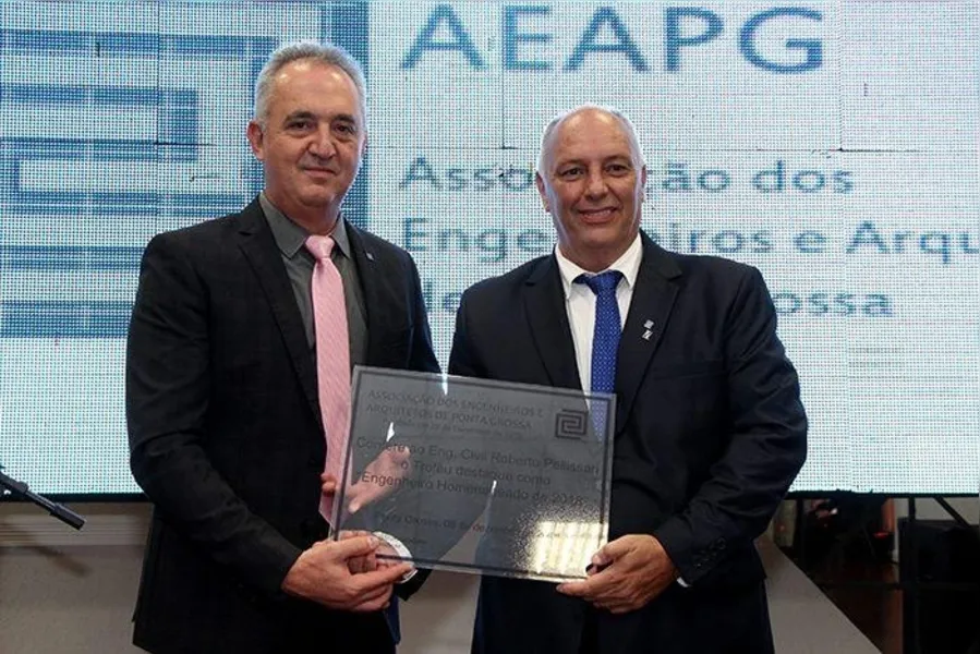 O vice-presidente Vicente Nadal com o engenheiro Civil Roberto Pelissari, que foi congratulado como profissional destaque 2018.