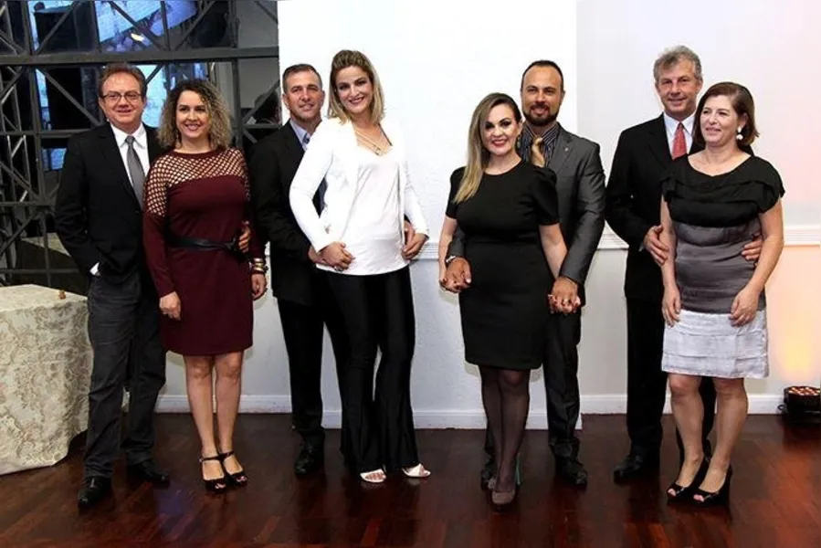 O casal Rafael e Elaine Mansani, com os diretores da ACIPG e suas esposas.