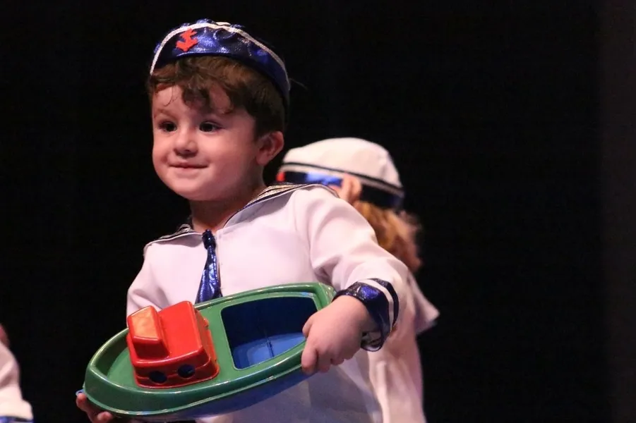 Otávio Francisco Fioravante, filho de Luiza Saad Francisco Diego Augusto Fioravante, vestido de marinheiro em uma apresentação especial.
