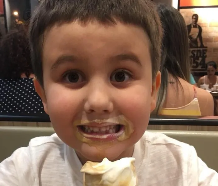 Pedro Ribeiro Saraiva Muniz, filho de Antônio Saraiva Muniz e Carolina Muniz se diverte ao tomar um delicioso sorvete!