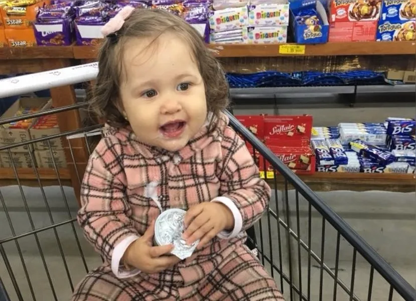 A pequena Laís Ribeiro Saraiva Muniz, também filha do casal Antônio e Carolina Muniz num divertido passeio no supermercado!