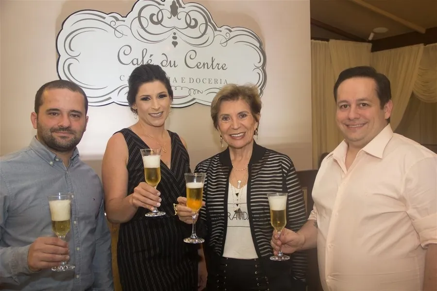 MARÇO:
Inauguração Café du Centre.