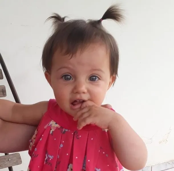 Clara Costa faz uma linda pose para a mãe Jessica Nunes Cogo Correia e para o Carlos Eduardo Costa Cristo