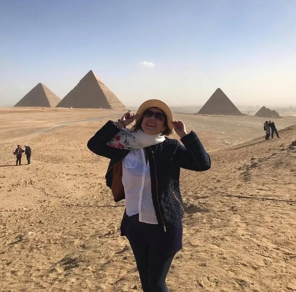 TRIP - A farmacêutica Juliana Ribeiro curte temporada de férias visitando as belezas do Egito. No registro especial, Juliana está nas famosas Pirâmides do Egito. Construídas há milênios, as pirâmides egípcias ainda continuam a impressionar seus visitantes devido as suas grandes estruturas e aos mistérios que envolvem as suas construções.