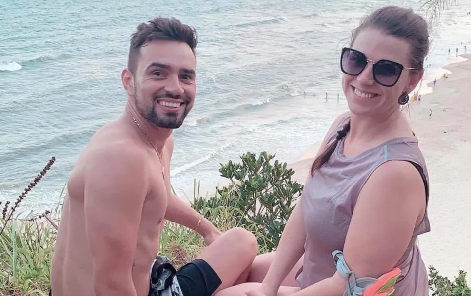 FÉRIAS - O casal Vinicius Albuquerque e Maria Luiza Weiber curte ao lado da família temporada de férias no litoral paranaense.