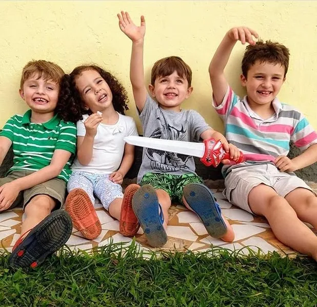Os irmão Gabriel e Lucca Kaspchak brincam com seus primos em uma deliciosa tarde de verão