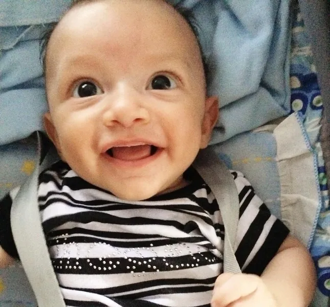Anthony Belchemam Trizzotti abre um lindo sorriso para seus pais Marina Trizzotti e Dyogenes Belchemam