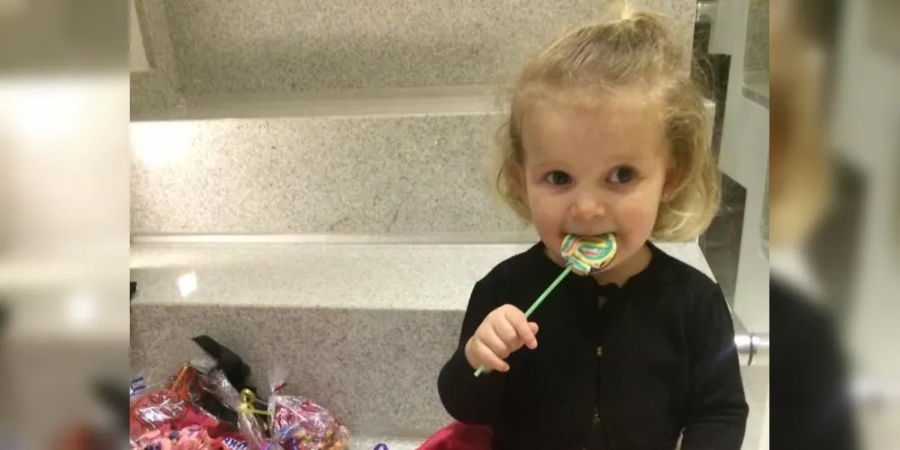 A pequena Isabela, filha de Patrícia Acordi Fontana e Marcelo Luís Fontana posa para os papais saboreando um delicioso doce!