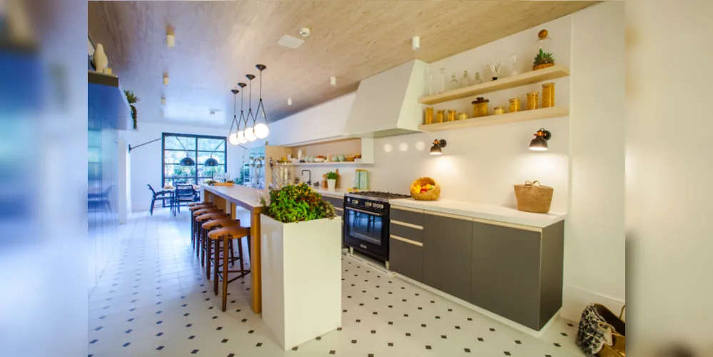 No Projeto Escritório Maraú Design Studio, a cozinha tem móveis resolvidos e layout limpo