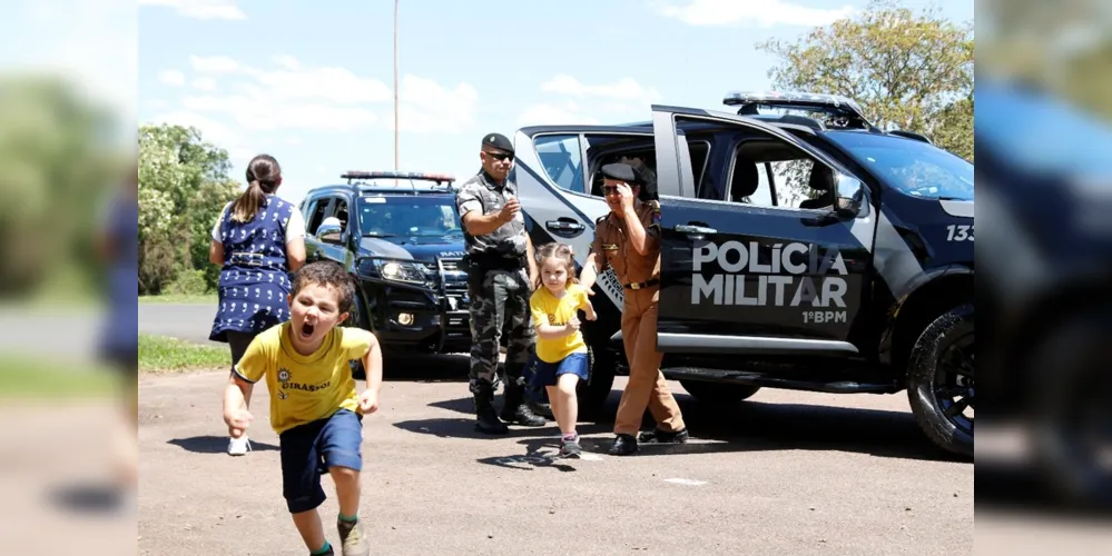 Crianças conheceram mais como funciona o trabalho da Polícia Militar em PG