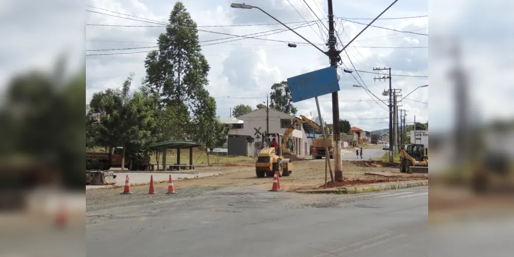 Obras na Vila Pinheiro, em Jaguariaíva, buscam organizar o trânsito na Avenida Paulo da Cruz Pimentel