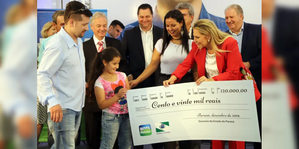 A auxiliar administrativa, Ana Carla Dos Santos, recebeu o prêmio das mãos da governadora