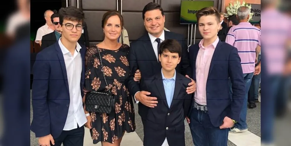 Sandro Alex (PSD) esteve acompanhado da família durante a cerimônia de diplomação.
