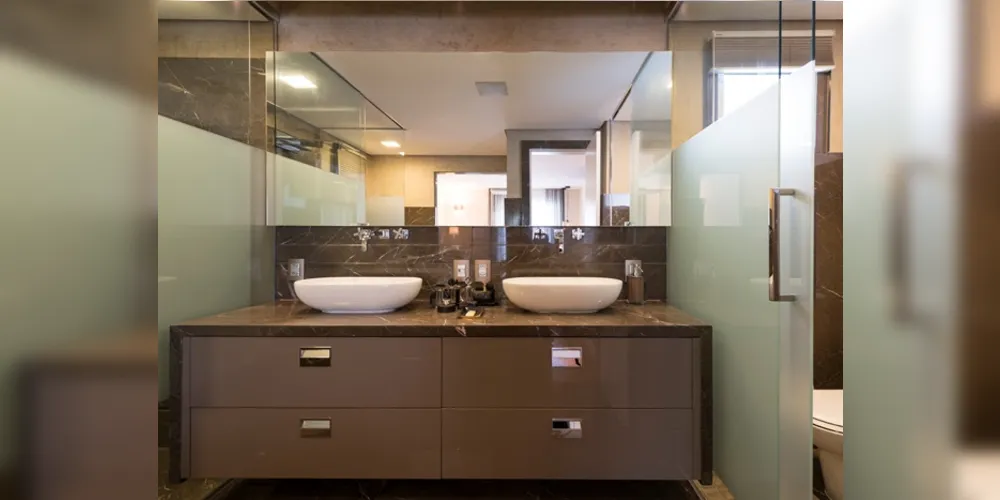 Em um banheiro médio, o projeto consegue oferecer mais elementos de bem-estar para os moradores