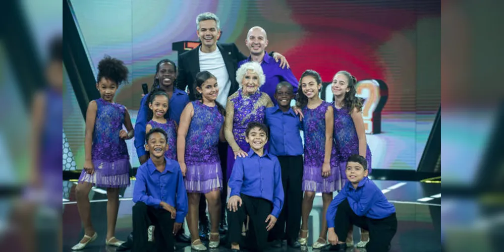 Novo quadro
Neste sábado, o ‘Tá Brincando’, na Globo, terá a estreia do quadro ‘Todo mundo tá brincando’. Otaviano Costa vai emprestar o palco do programa para um grande show de talentos com participantes de todas as idades de diferentes partes do mundo. Destaque para a dupla Paddy e Nicko. Aos 84 anos, a britânica competiu ao lado do parceiro Nicko, 40 anos mais novo, em realities shows de dança na Espanha e na Inglaterra