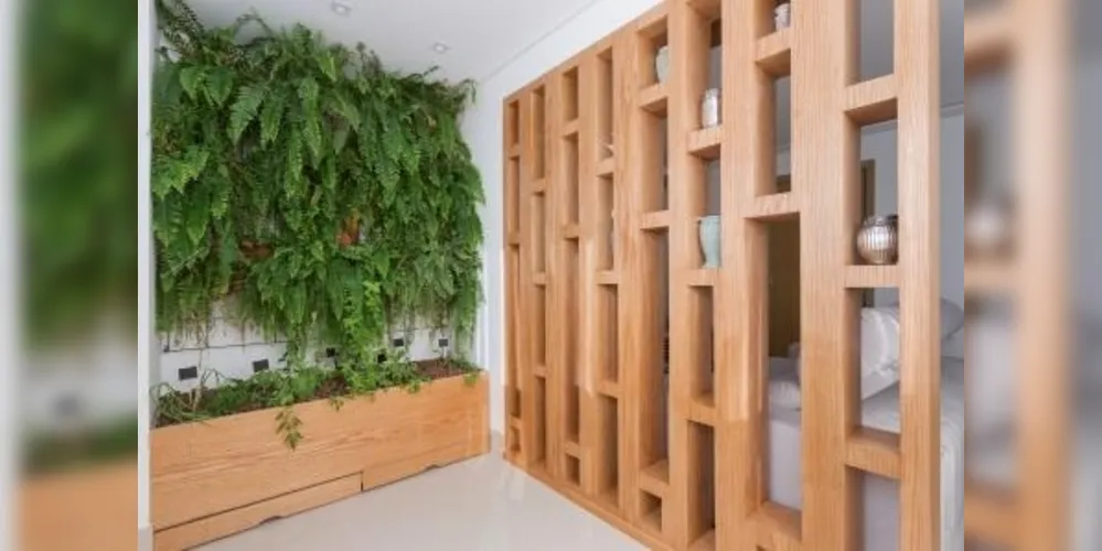 Nesse projeto, a arquiteta Nina Abadjieff conseguiu trazer o verde para dentro de casa por meio do jardim vertical, já que o espaço era muito pequeno.