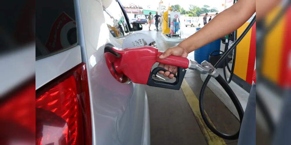Combustível é vendido pelas distribuidoras aos postos por mais do dobro do valor