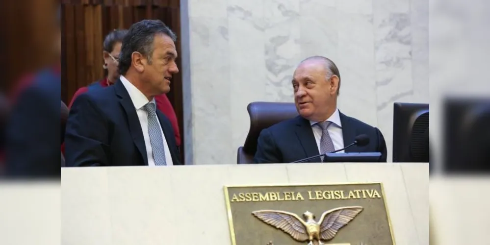 Com Plauto Miró (esq.) na vice-presidência, Ademar Traiano é reconduzido para administrar a Assembleia