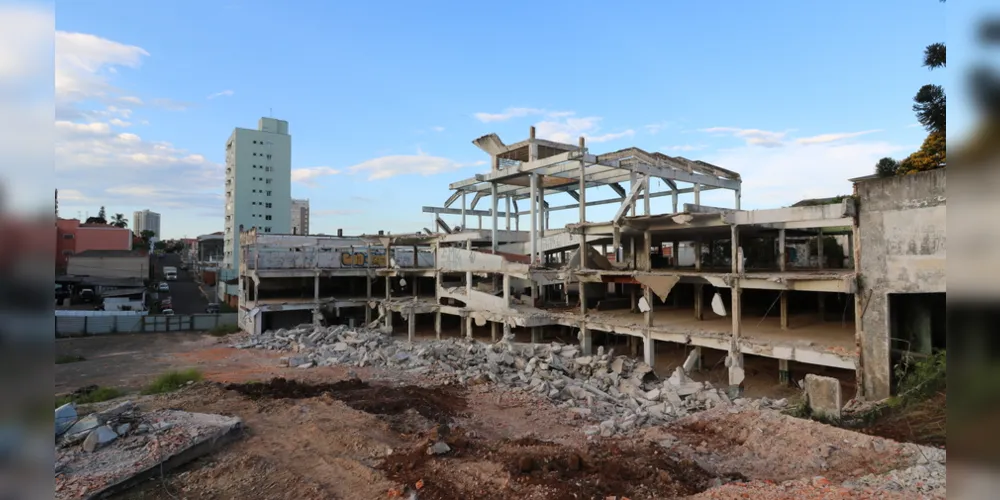 Demolição da estrutura já foi inciada por uma empresa especializada, de Curitiba