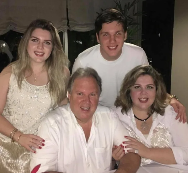 DESTAQUE – Dagmar Moss receberá os cumprimentos pela troca de idade no próximo sábado (2). No registro especial, nosso aniversariante com sua esposa Elis e os filhos Vitoria e Lucas Moss. Da coluna RC os votos de felicidades e realizações.