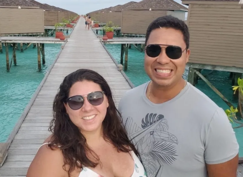 TRIP - O casal Bruno e Danielle Rabelo curte temporada de lazer e descanso, no roteiro o Triângulo Dourado, que interliga três das mais importantes cidades da Índia, Agra, Jaipur e Nova Delhi, a capital do país, além de conhecerem as belezas e encanto das Ilhas Maldivas e fechando esse tour, a maior cidade dos Emirados Árabes, Dubai. No registro, Bruno e Danielle nas Ilhas Maldivas.