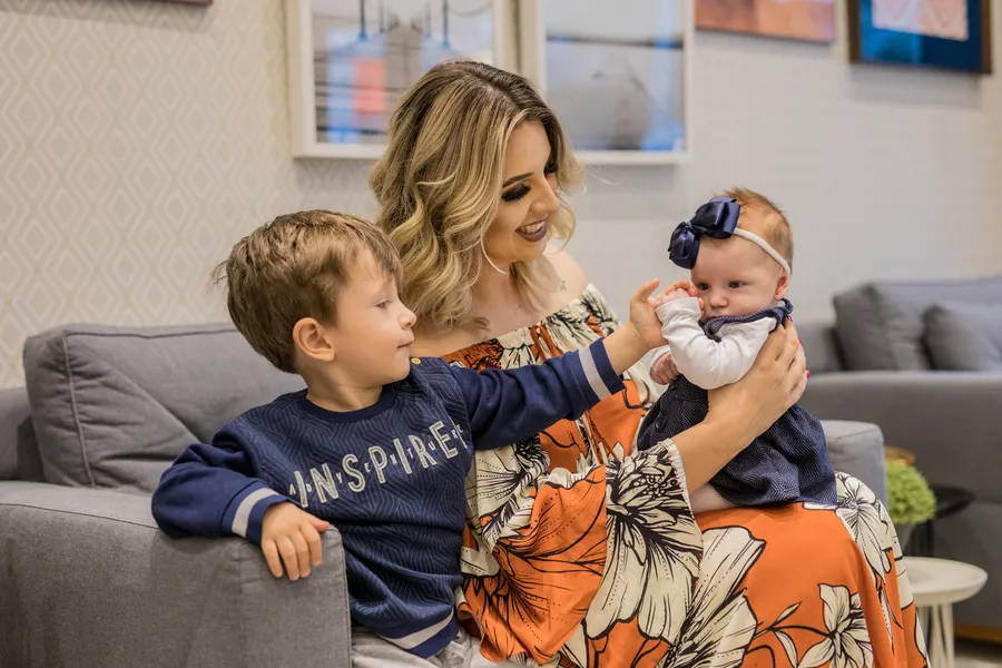 Ana Leticia Antunes e seus filhos Pedro Arcangelo e Analice Arcangelo
