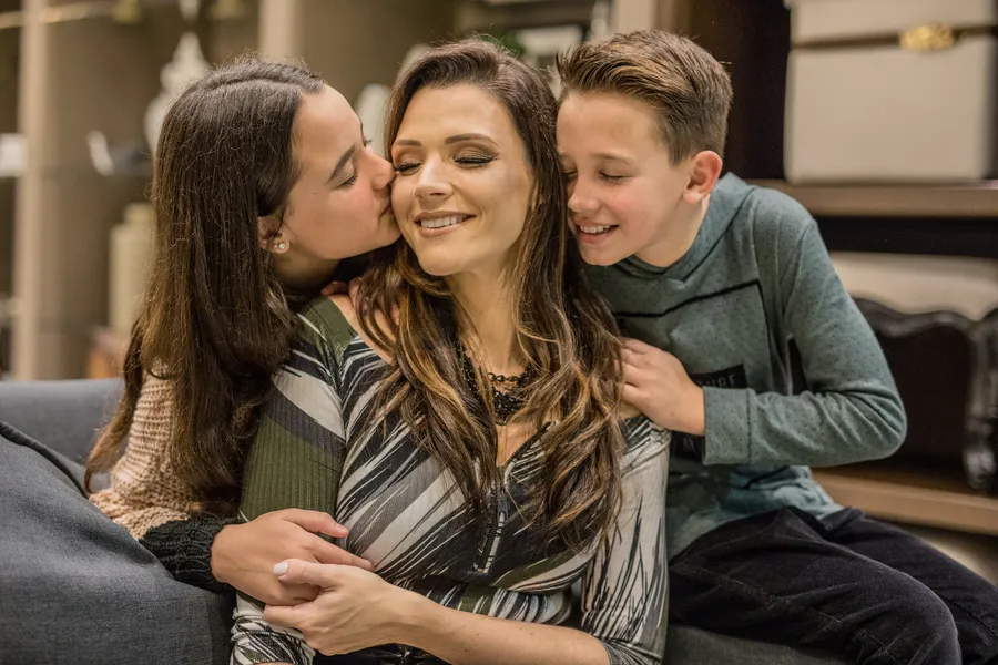 Amanda Rugilo Batistel e os filhos Samuel Rugilo Batistel e Beatriz Rugilo Batistel