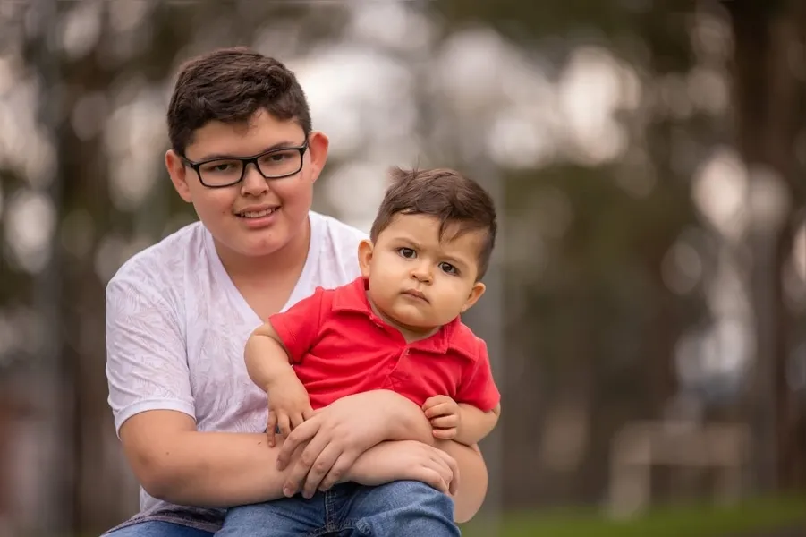 Joaquim Batistel Ferreira comemora neste sábado (11) a passagem do seu primeiro aniversário. Na foto no colo do irmão José Gabriel. São filhos do casal Daniele e Paulo Vinicius Ferreira. Parabéns.