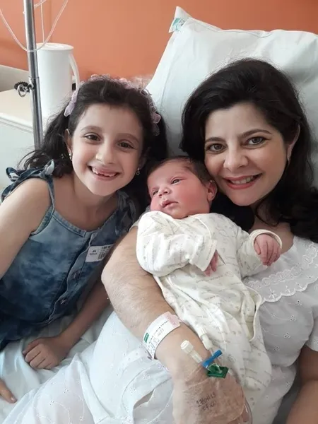 Laura e Luiza juntinhas de sua mãe, a microempresária Marcela Vilella Hagers 