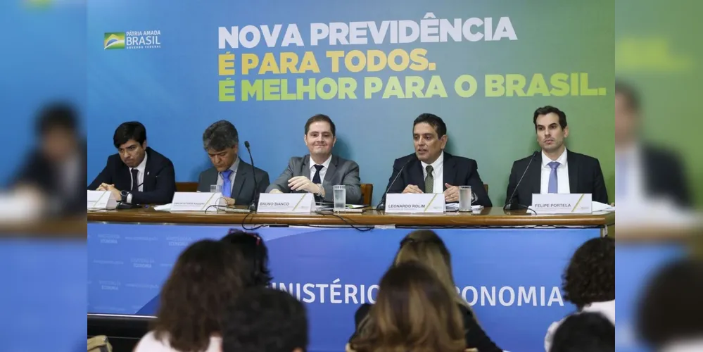 Imagem ilustrativa da imagem Bolsonaro entrega projeto de reforma da previdência na Câmara