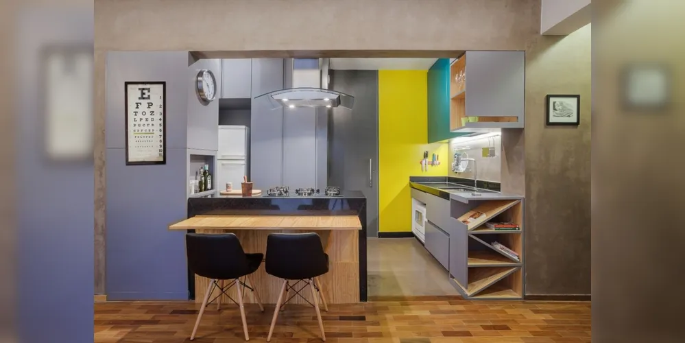 Amarelo e azul dão um toque inusitado na cozinha do escritório Botti Arquitetura