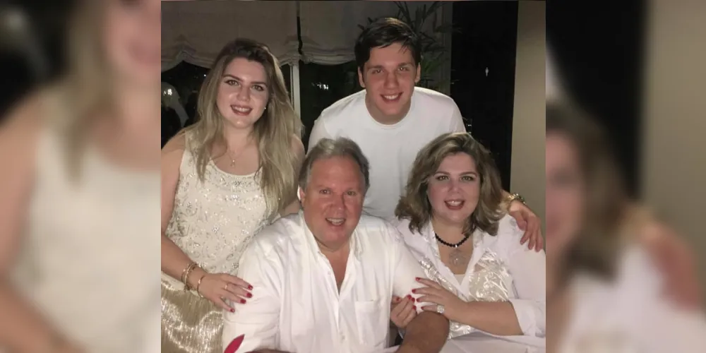 DESTAQUE – Dagmar Moss receberá os cumprimentos pela troca de idade no próximo sábado (2). No registro especial, nosso aniversariante com sua esposa Elis e os filhos Vitoria e Lucas Moss. Da coluna RC os votos de felicidades e realizações.