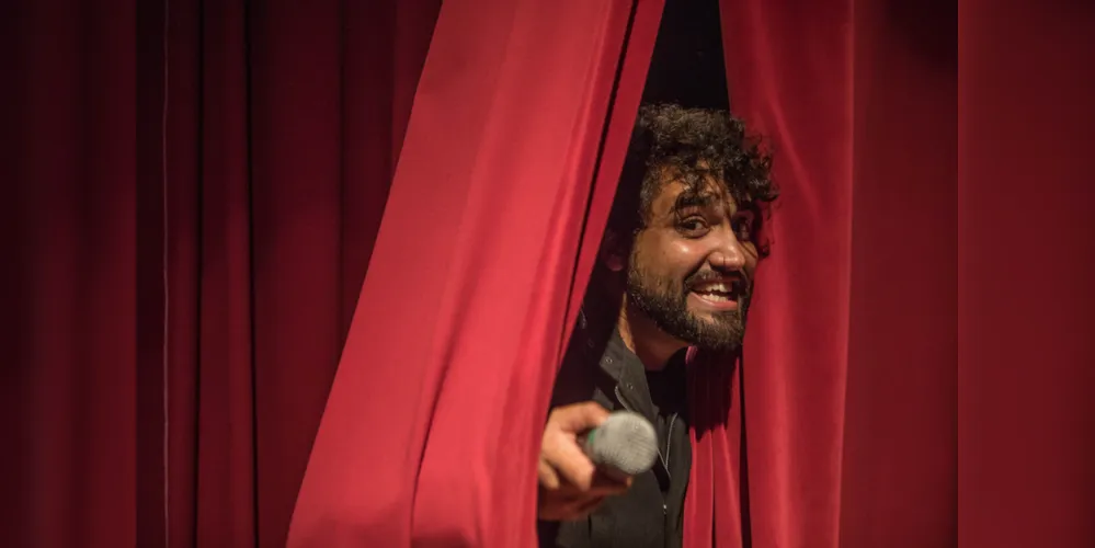 Comediante faz stand-up sobre ambiente corporativo