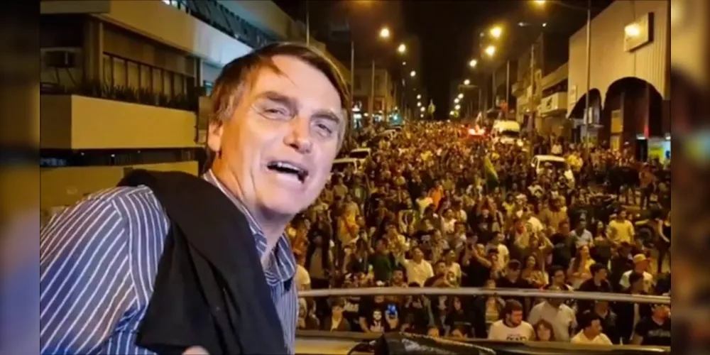 Presidente arrastou multidão às ruas de Ponta Grossa, ano passado, durante a campanha