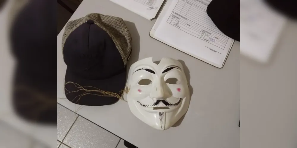 Máscara encontrada na rota de fuga do grupo ajudou a identificar autores do ataque