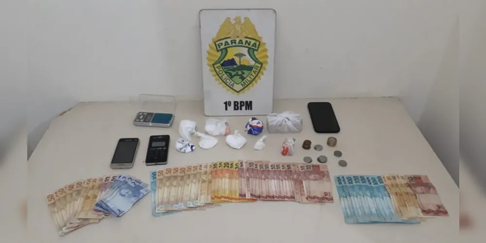 Além de drogas e dinheiro, polícia encontrou máquina de cartão usada por suspeitos de tráfico