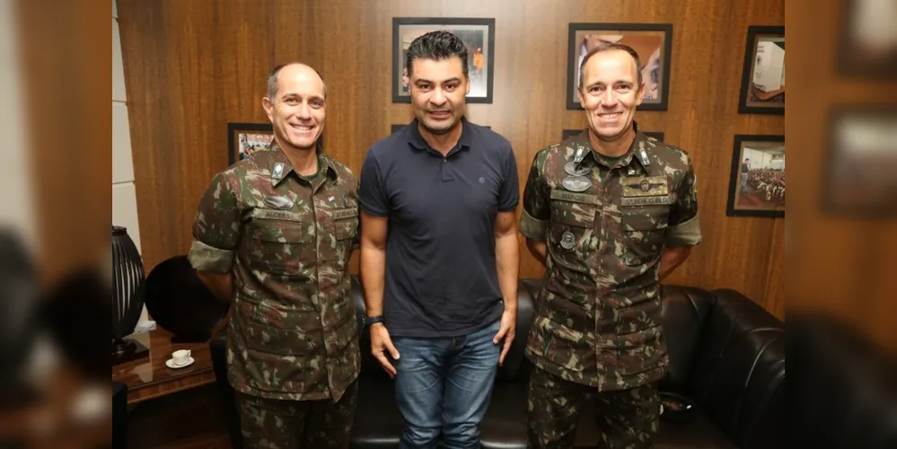 General Alcides apresentou o novo General da 5° Brigada de Cavalaria Blindada, General Marcio de Souza Nunes Ribeiro