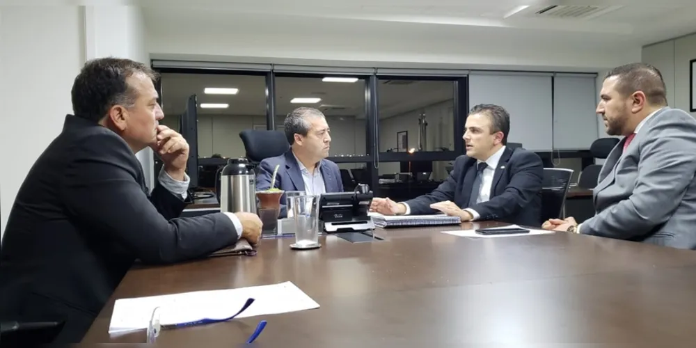 Líderes de municípios dos Campos Gerais estiveram em reunião com o presidente da Fundação, Ronaldo Nogueira