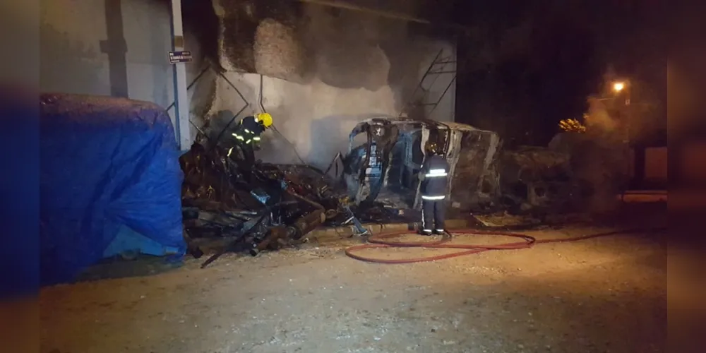 Fogo pode ter origem criminosa, já que não havia energia elétrica no local