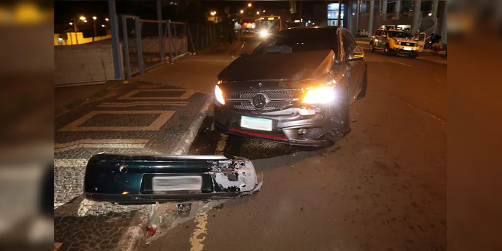Com o impacto, carro foi jogado em poste e duas pessoas ficaram feridas