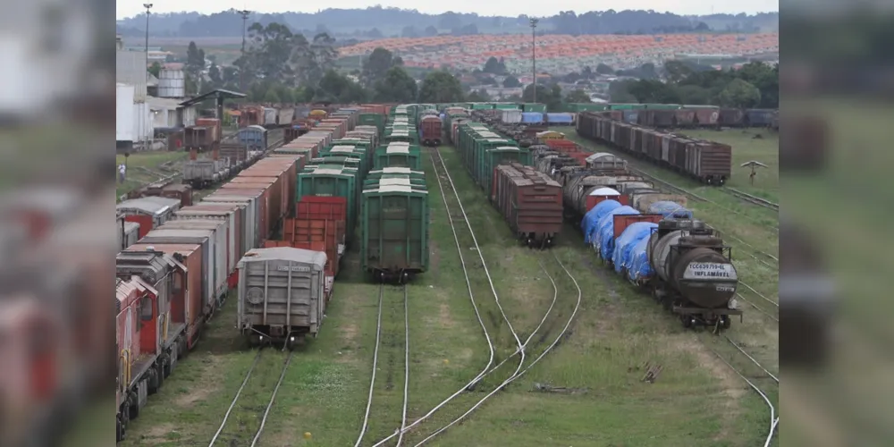 Parte das exportações de Ponta Grossa, especialmente de soja 
e derivados, são transportadas por trens até Paranaguá