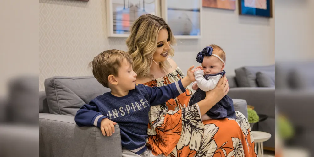 Ana Leticia Antunes e seus filhos Pedro Arcangelo e Analice Arcangelo