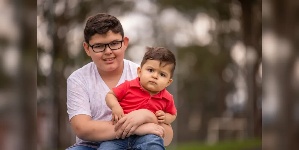Joaquim Batistel Ferreira comemora neste sábado (11) a passagem do seu primeiro aniversário. Na foto no colo do irmão José Gabriel. São filhos do casal Daniele e Paulo Vinicius Ferreira. Parabéns.