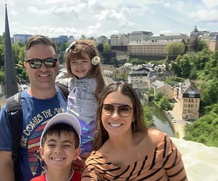BDAY - A competente profissional da Odontologia Marina Pellissari, foi muito cumprimentada pela passagem de seu aniversário no último sábado (25). A data foi comemorada ao lado de seu marido Leonardo Pellissari e com os filhos Bernardo e Mariah em um tour especial pela Europa. No registro, a família Pellissari em visita a cidade de Luxemburgo.  Da coluna RC os votos de alegrias e prosperidade.