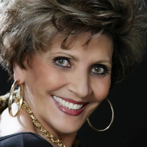 BRINDE A VIDA - A sempre elegante Tita Cunha Souza foi muito cumprimentada pela passagem de seu aniversário na última sexta-feira (24). Da coluna RC os votos de felicidades e realizações.

