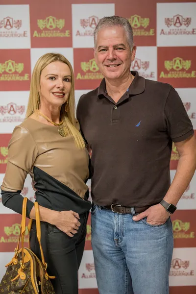CLICK - O casal Giorgia e Elton Tupich também esteve conferindo as novidades que o Empório Albuquerque preparou para um grupo de convidados especiais. 