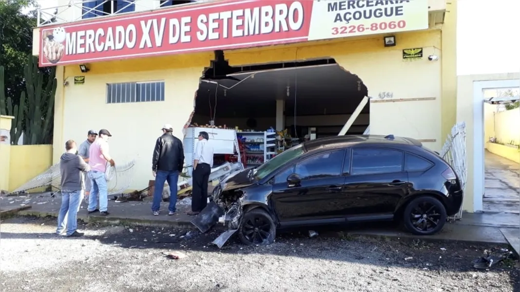 Veículo destrói parede
de mercado em Uvaranas