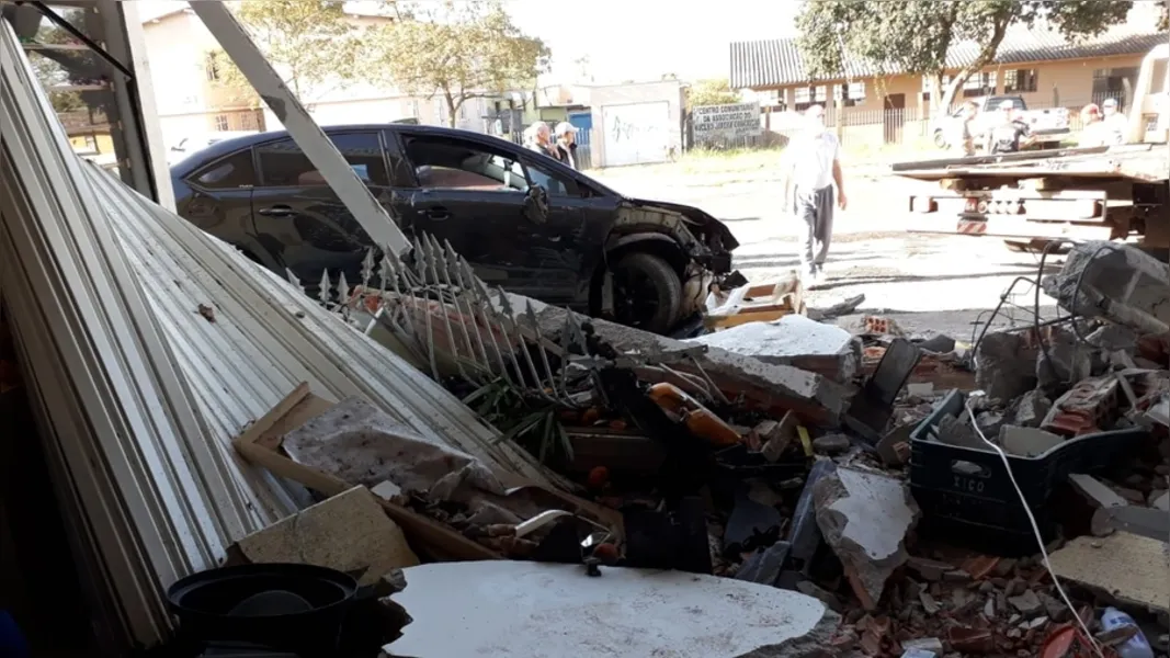 Veículo destrói parede
de mercado em Uvaranas