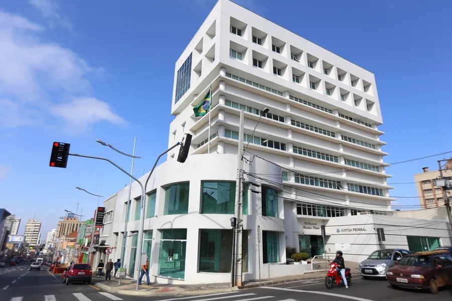 A Justiça Federal de Ponta Grossa atua em quatro varas federais tendo 7 juízes, 75 servidores, 25 funcionários terceirizados e 20 estagiários.